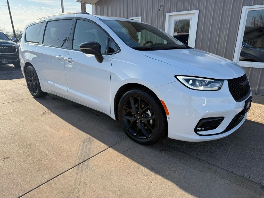 2024 Chrysler Pacifica Limited's photo