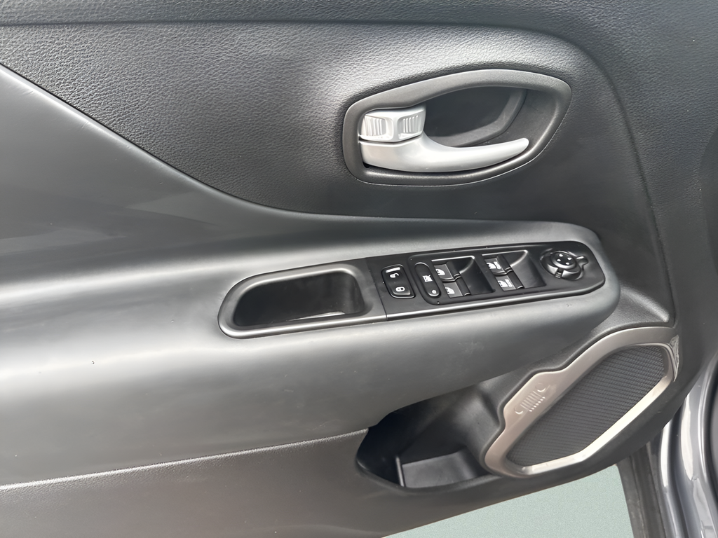 2023 Jeep Renegade Latitude - Photo 6